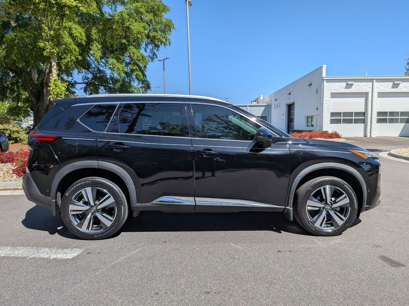 Used 2023 Nissan Rogue SL w/ SL Premium Package AWD/4WD image 2