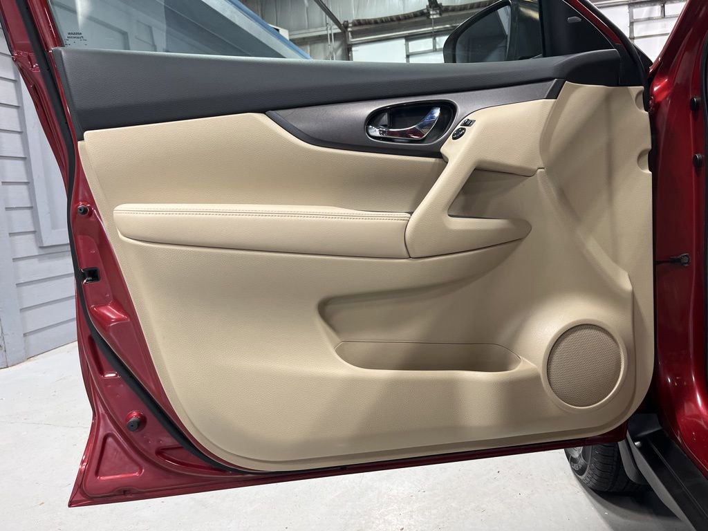 Used 2016 Nissan Rogue SV w/ SV Premium Package image 12