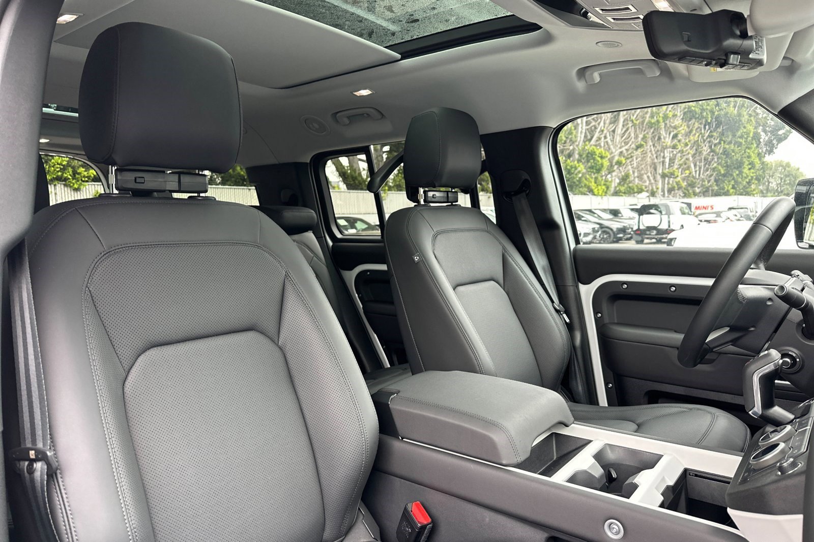 Used 2025 Land Rover Defender 130 S image 31