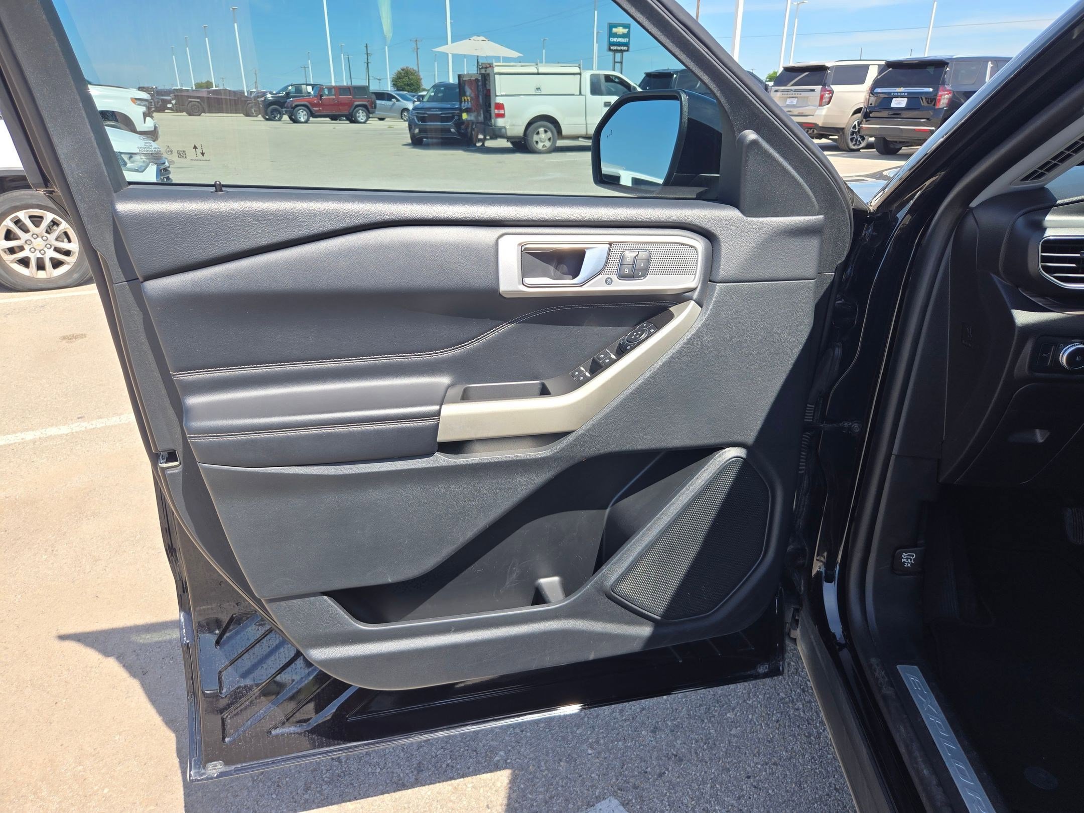 Used 2022 Ford Explorer Limited w/ Equipment Group 301A AWD/4WD image 12