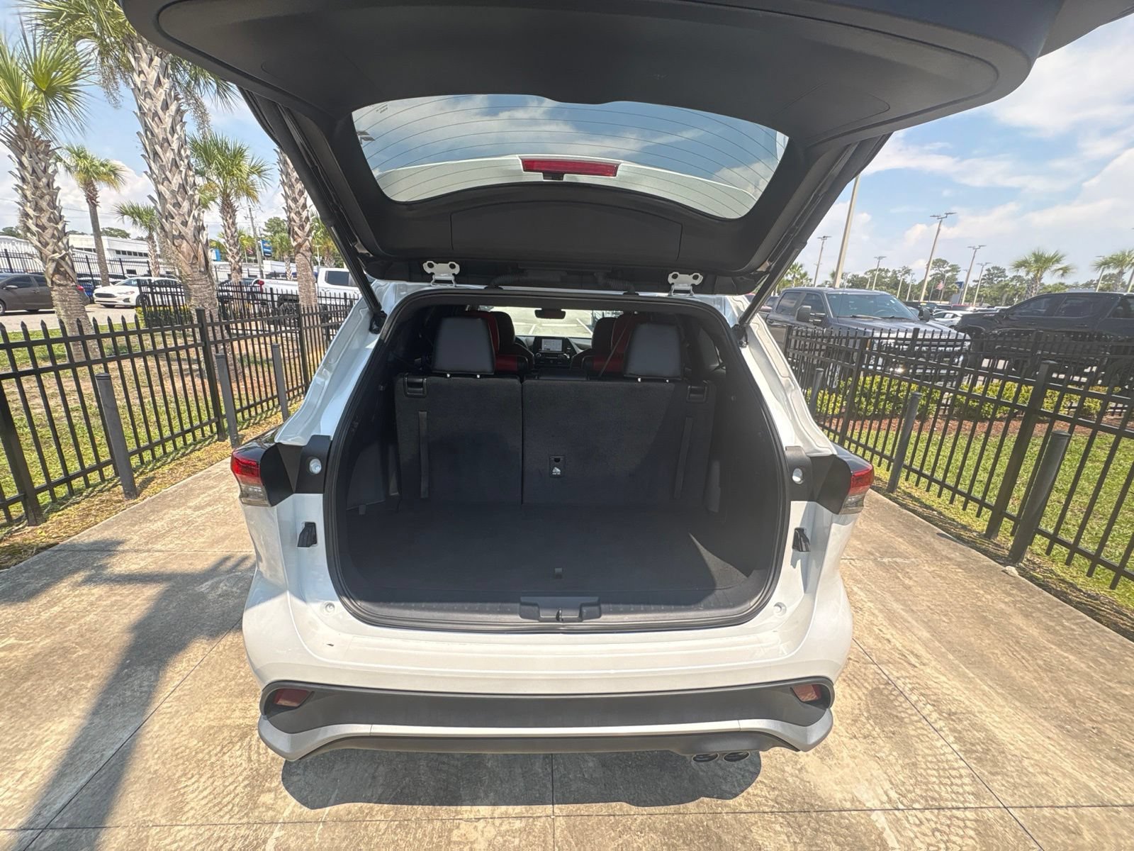 Used 2023 Toyota Highlander XSE FWD image 11