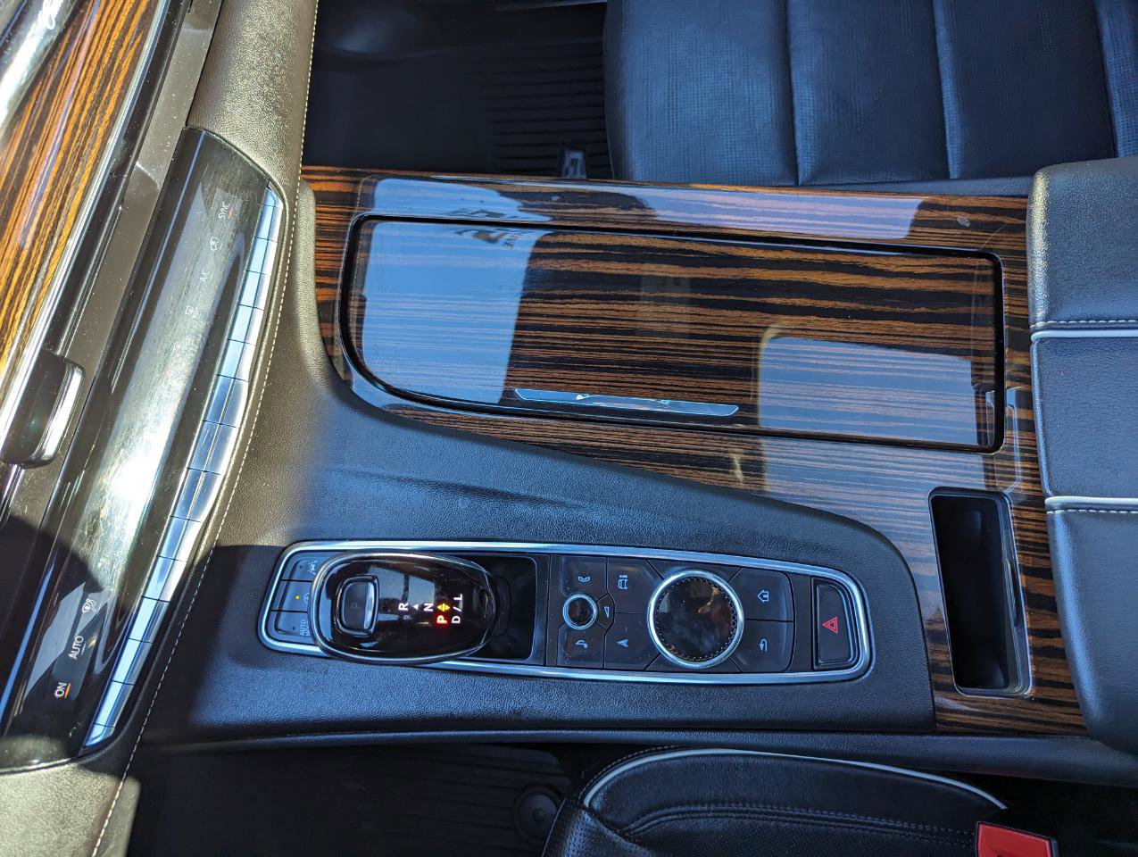 Used 2022 Cadillac Escalade Premium Luxury image 22