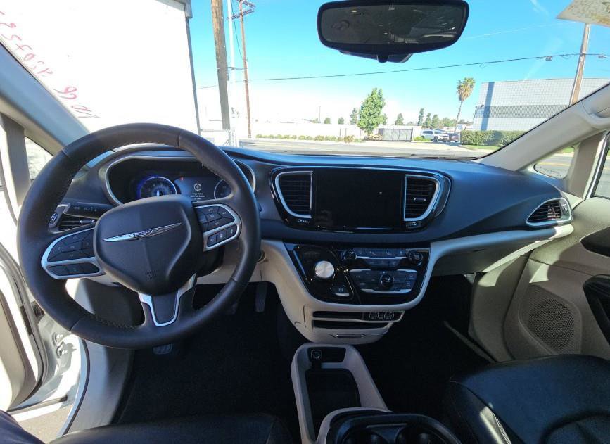 Used 2023 Chrysler Pacifica Touring-L FWD image 7