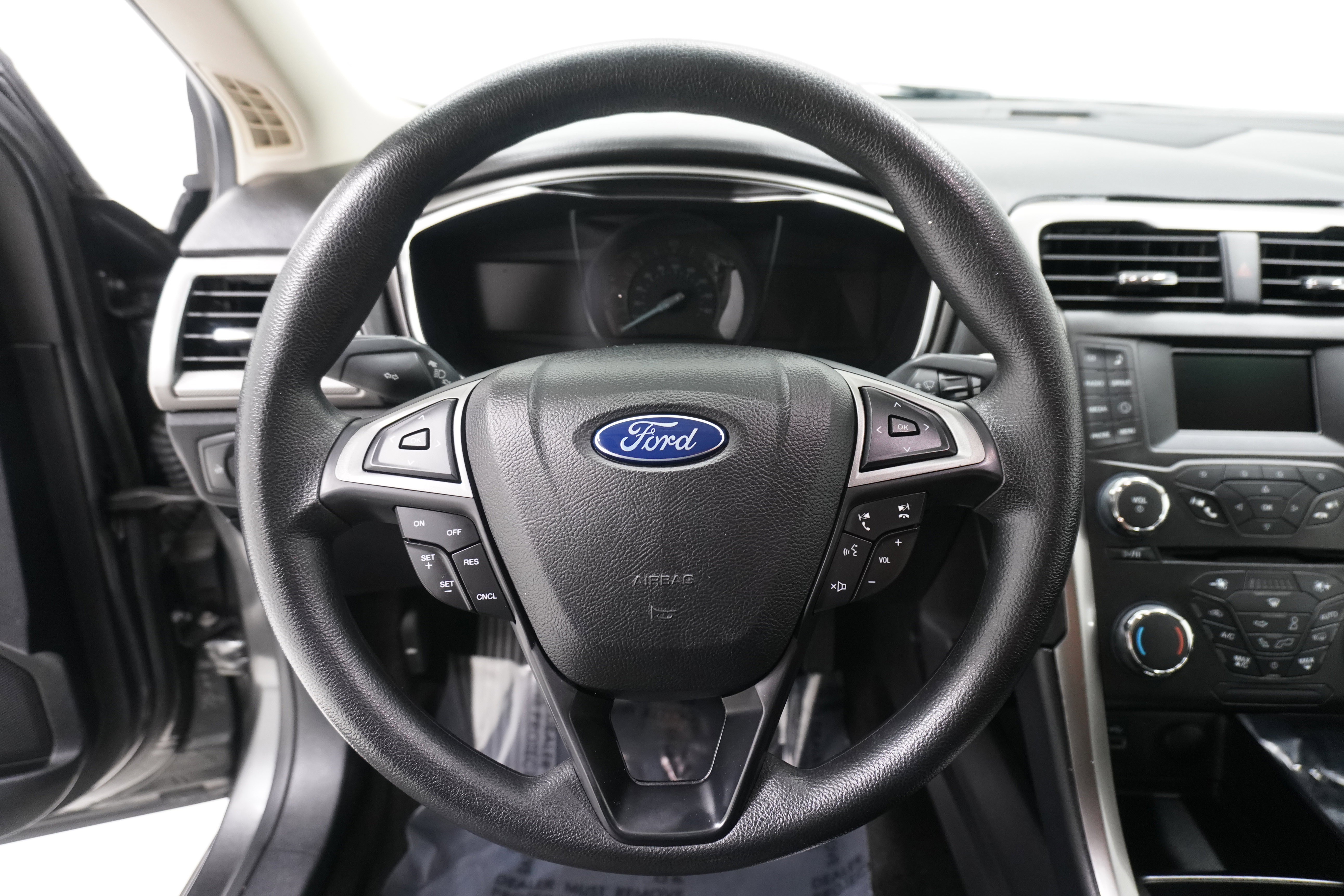 Used 2017 Ford Fusion SE FWD image 15