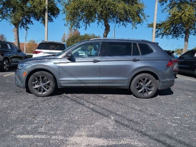 Used 2022 Volkswagen Tiguan SE w/ Panoramic Sunroof Package image 3