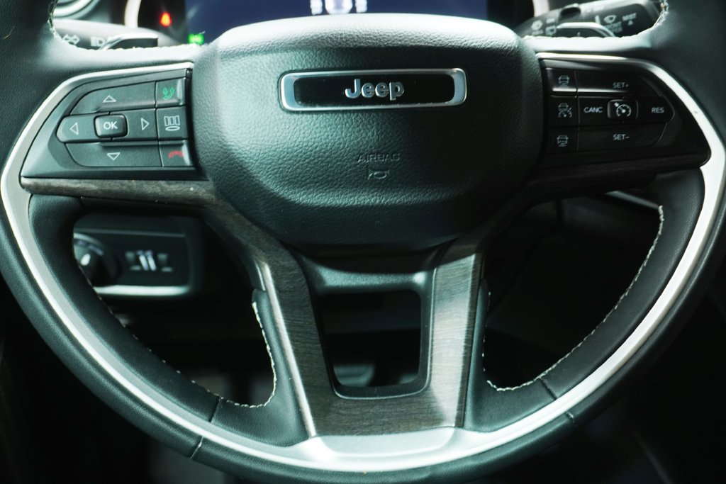 Used 2025 Jeep Grand Cherokee Limited AWD/4WD image 18