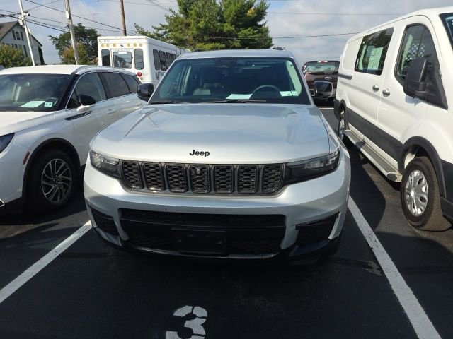 Used 2023 Jeep Grand Cherokee L Limited w/ Luxury Tech Group II image 4