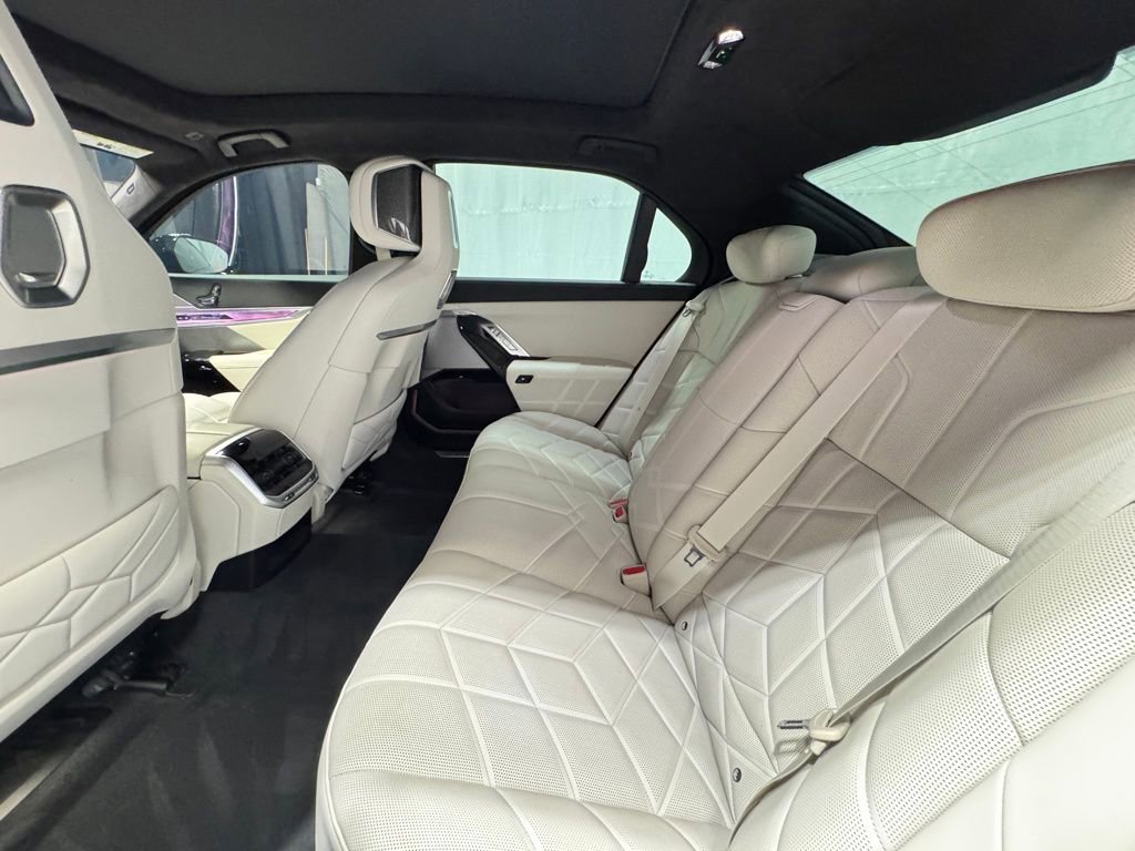 Used 2023 BMW 760i xDrive w/ Executive Package image 24