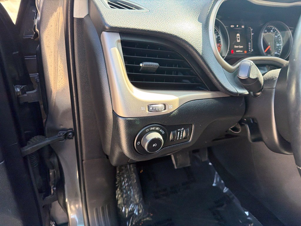 Used 2015 Jeep Cherokee Latitude w/ Cold Weather Group AWD/4WD image 19