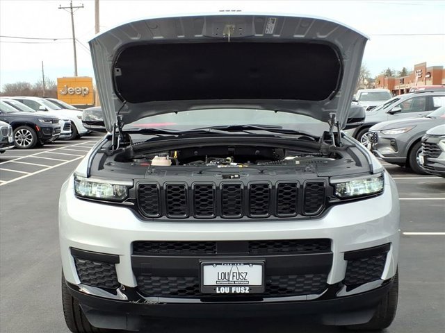 Used 2023 Jeep Grand Cherokee L Laredo image 33