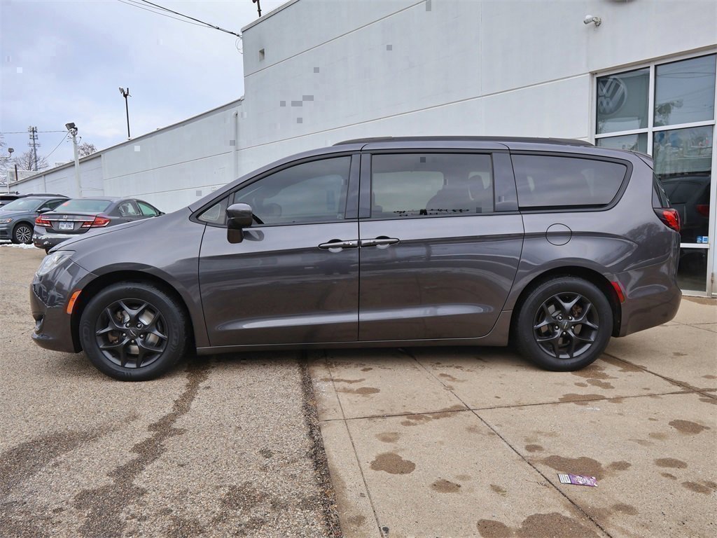 Used 2019 Chrysler Pacifica Touring-L Plus w/ S Appearance Package image 2