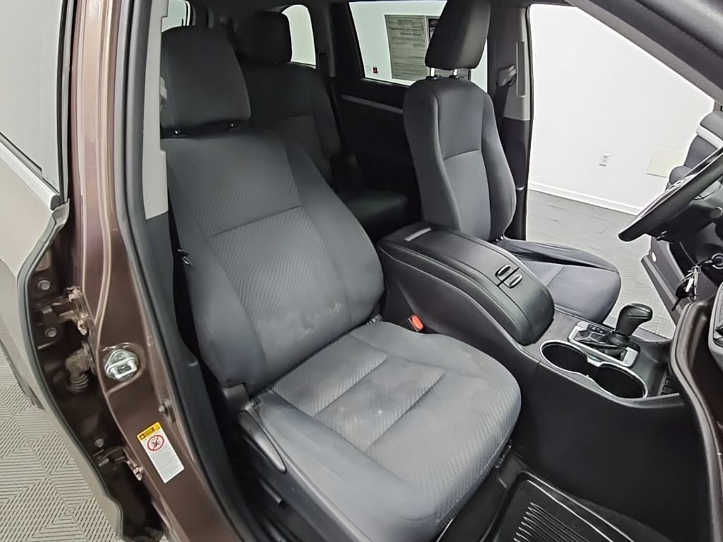 Used 2019 Toyota Highlander LE FWD image 37