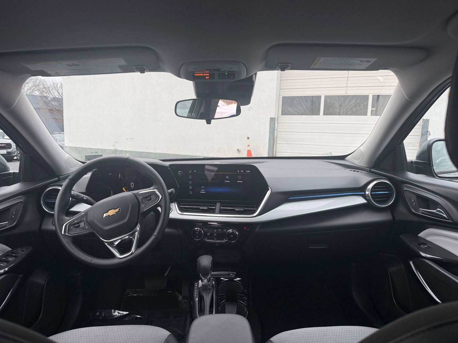 Used 2025 Chevrolet Trax LT w/ LT Convenience Package image 32