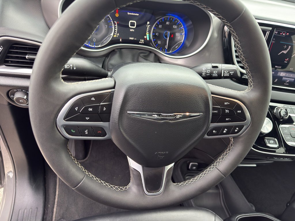 Used 2025 Chrysler Pacifica Select image 15