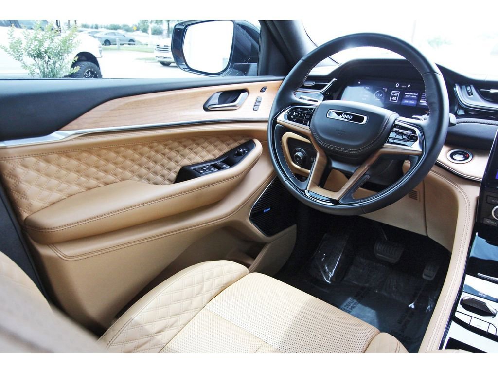 Used 2025 Jeep Grand Cherokee L Summit image 6