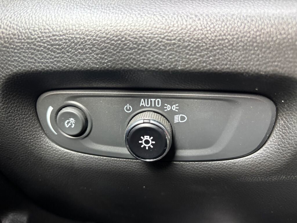 Used 2023 Chevrolet Traverse LT image 30