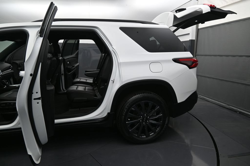 Used 2022 Chevrolet Traverse RS FWD image 12