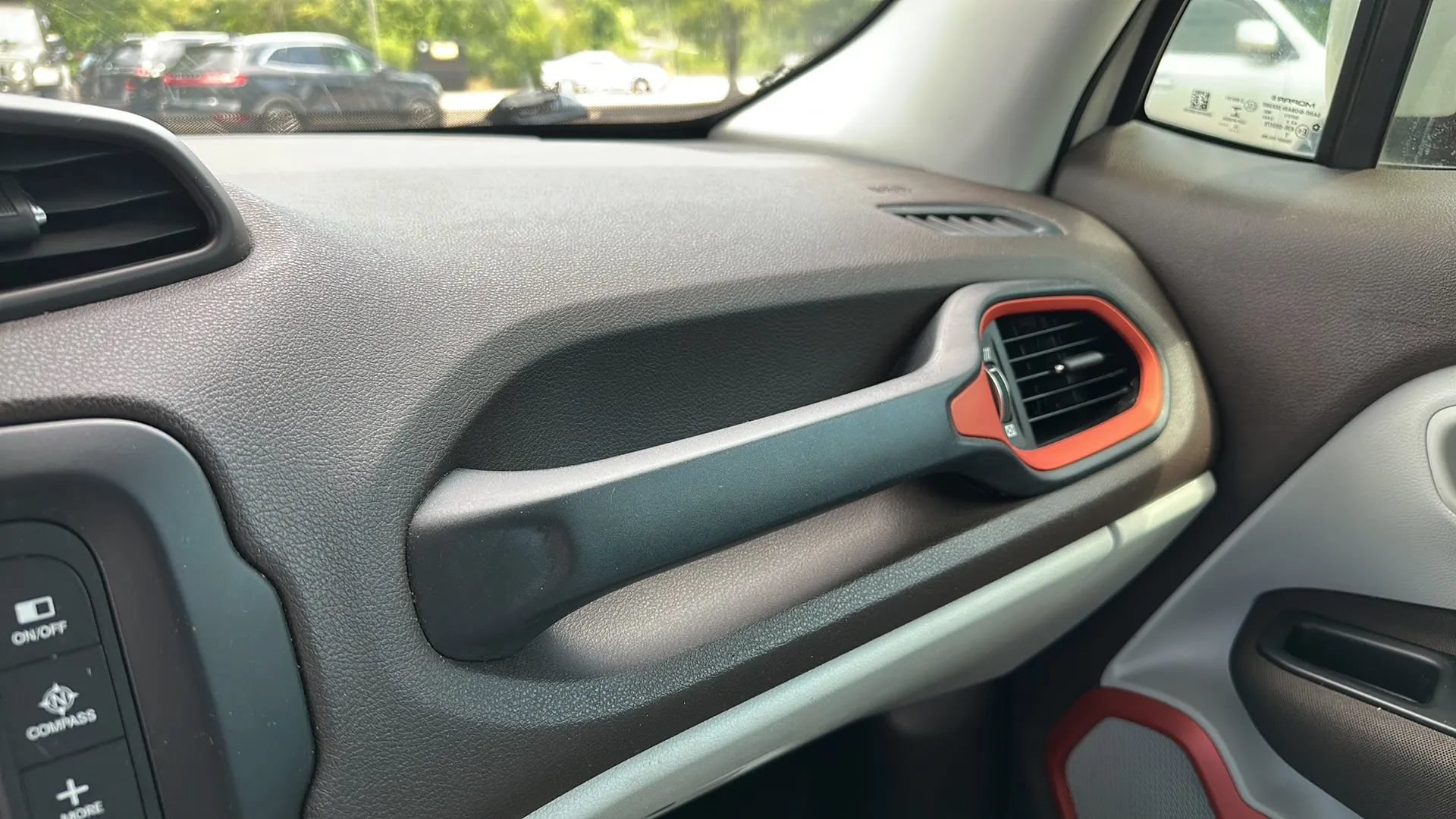 Used 2016 Jeep Renegade Latitude w/ Safety & Security Group FWD image 40