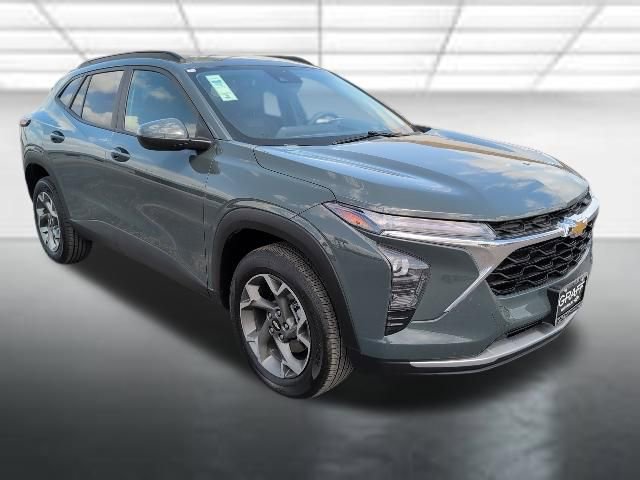 Certified 2025 Chevrolet Trax LT FWD image 1