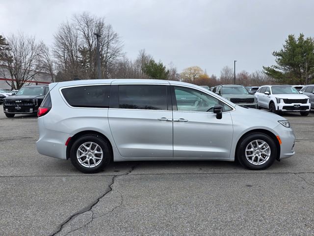 Used 2024 Chrysler Pacifica Touring-L FWD image 9