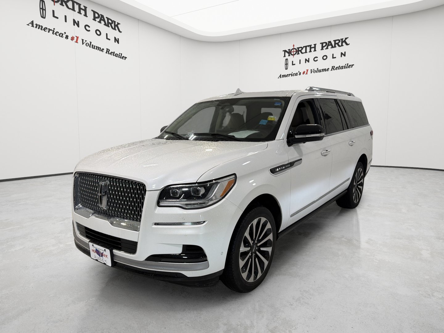 Used 2023 Lincoln Navigator L Reserve AWD/4WD image 1