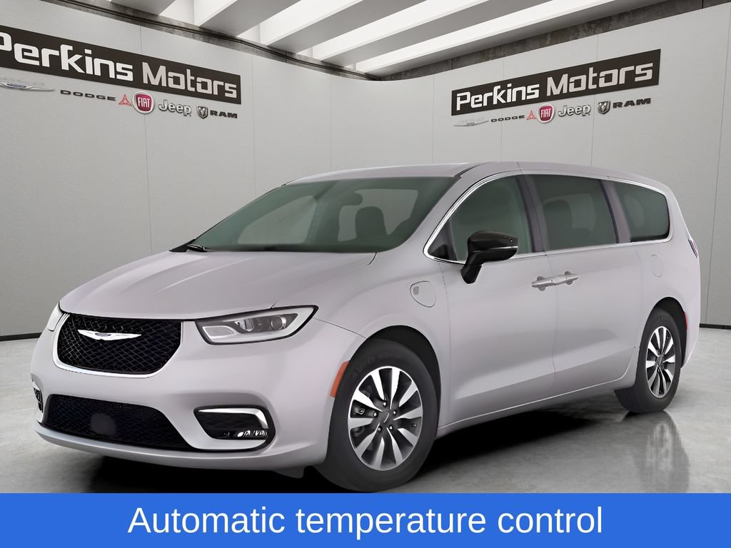 Used 2025 Chrysler Pacifica Select