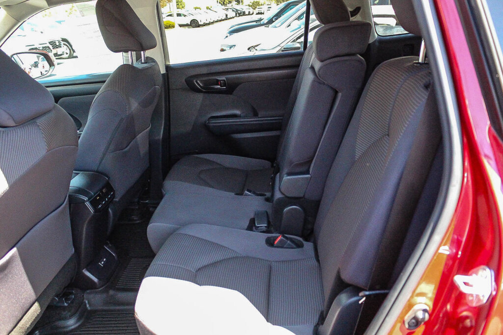 Certified 2025 Toyota Highlander LE FWD image 9