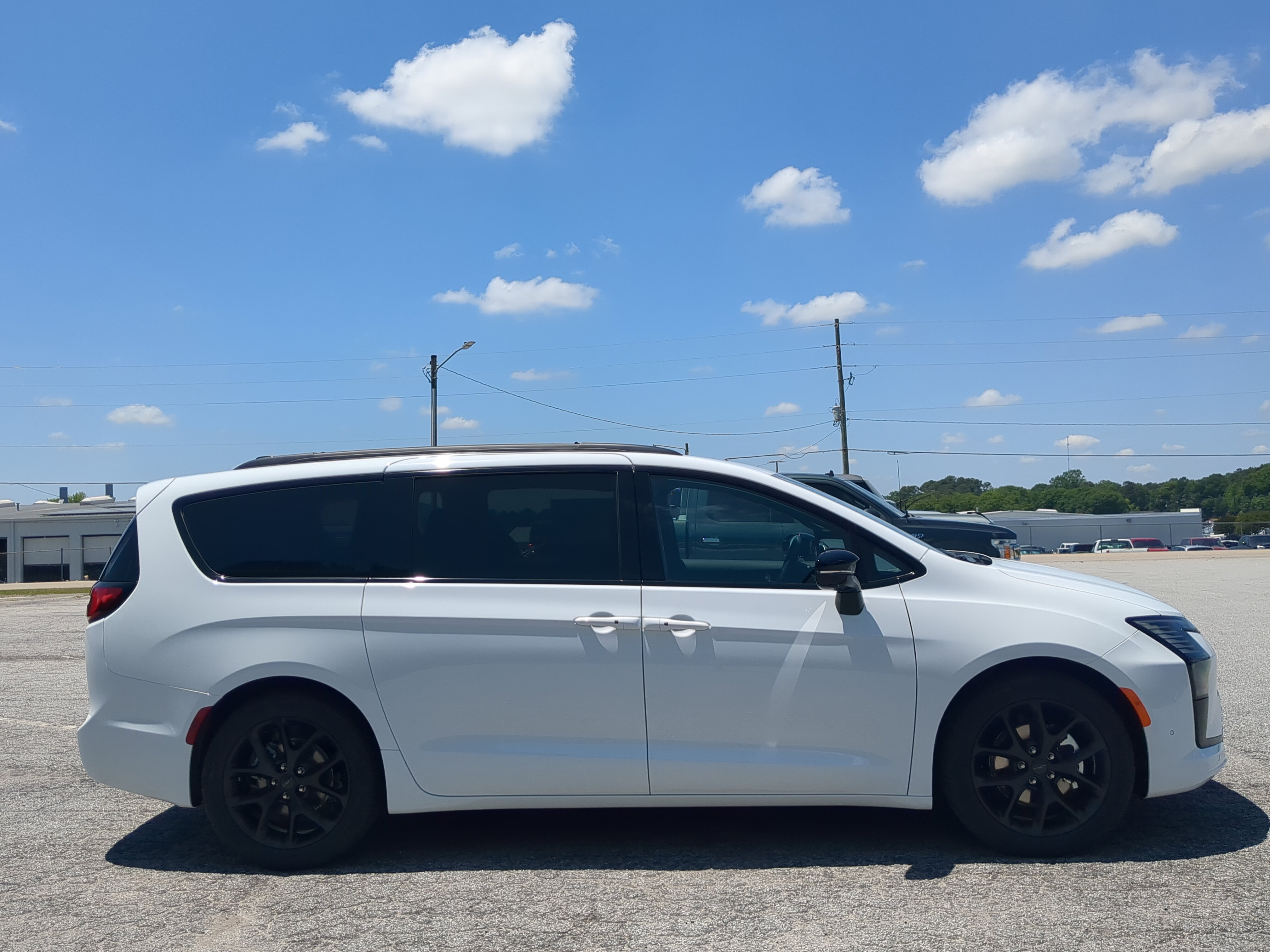 New 2027 Chrysler Pacifica Limited FWD image 1