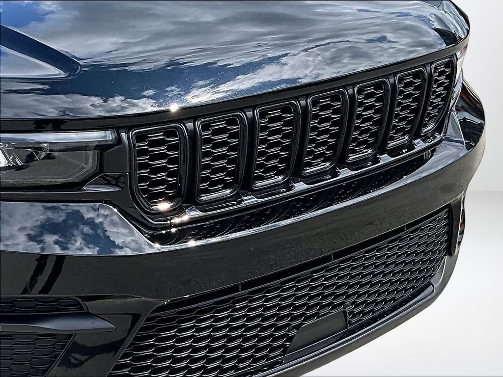 Used 2023 Jeep Grand Cherokee Altitude AWD/4WD image 29