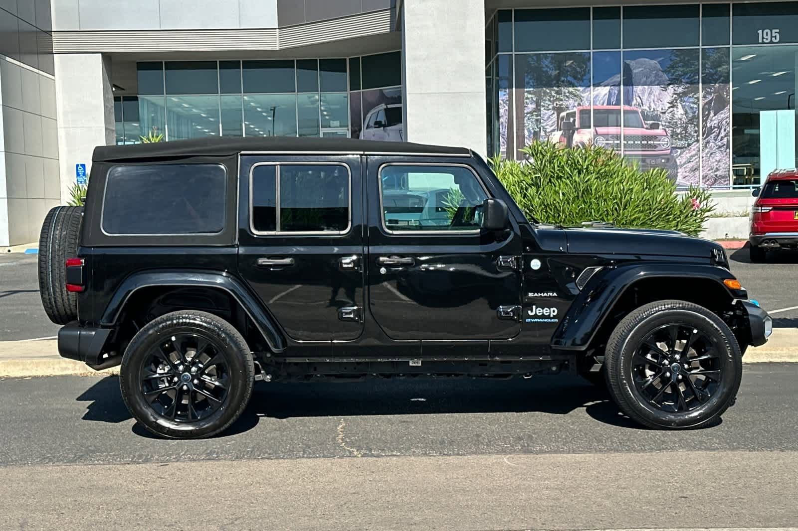 Used 2024 Jeep Wrangler Unlimited Sahara AWD/4WD image 8