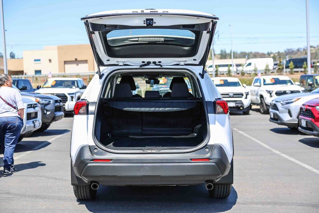 Certified 2021 Toyota RAV4 LE AWD/4WD image 25