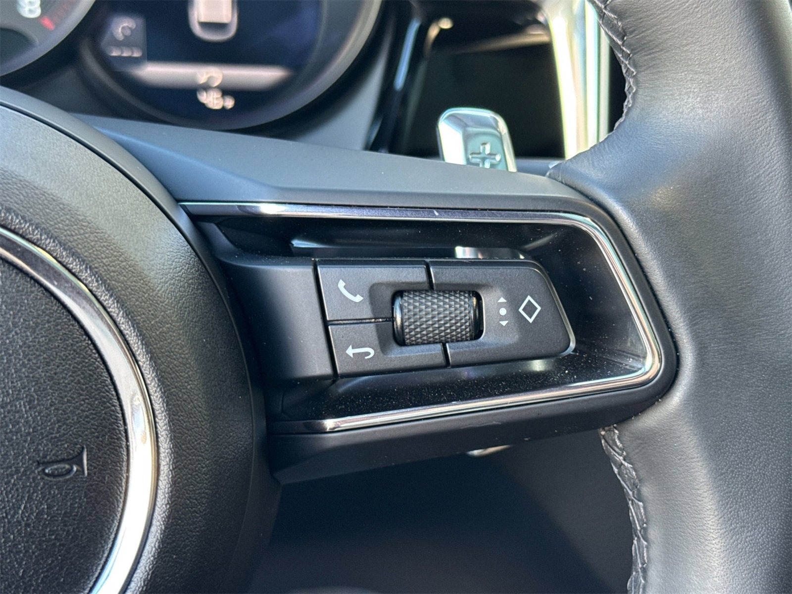 Used 2025 Porsche Macan image 28