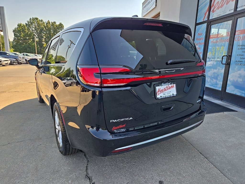 New 2027 Chrysler Pacifica Select w/ Family Tech Group AWD/4WD image 10
