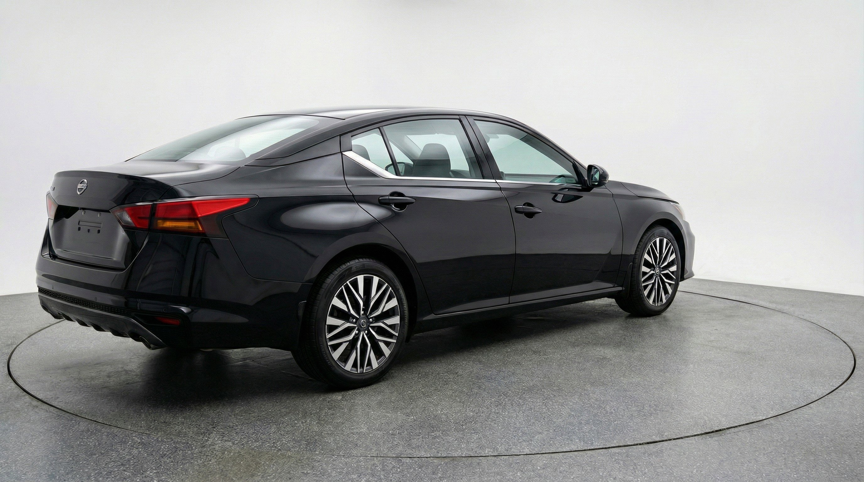 Used 2025 Nissan Altima 2.5 SV image 9