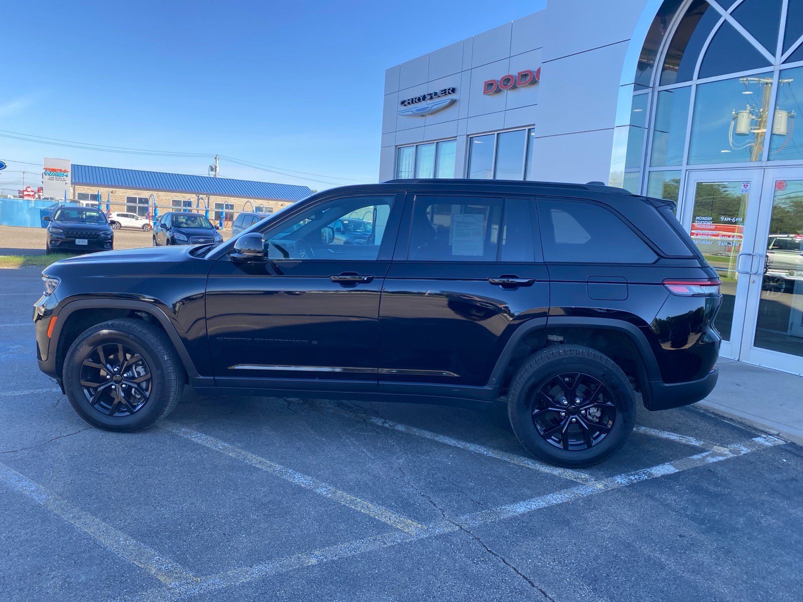 Used 2024 Jeep Grand Cherokee Altitude AWD/4WD image 2