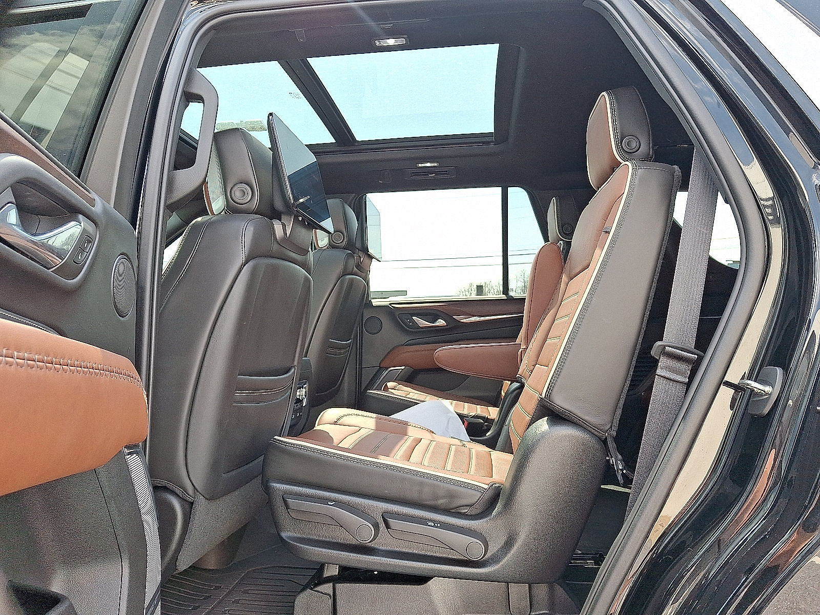 Used 2023 GMC Yukon Denali Ultimate AWD/4WD image 10