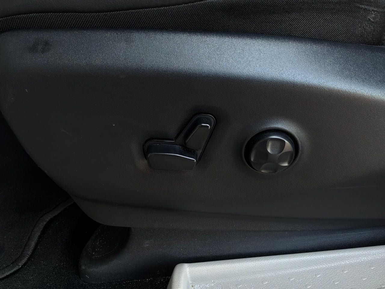 Used 2023 Chrysler Pacifica Limited FWD image 12