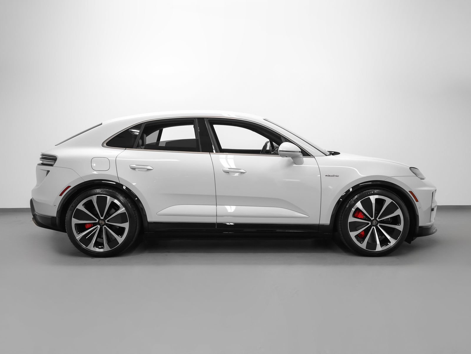 Used 2025 Porsche Macan Turbo Electric AWD/4WD image 13