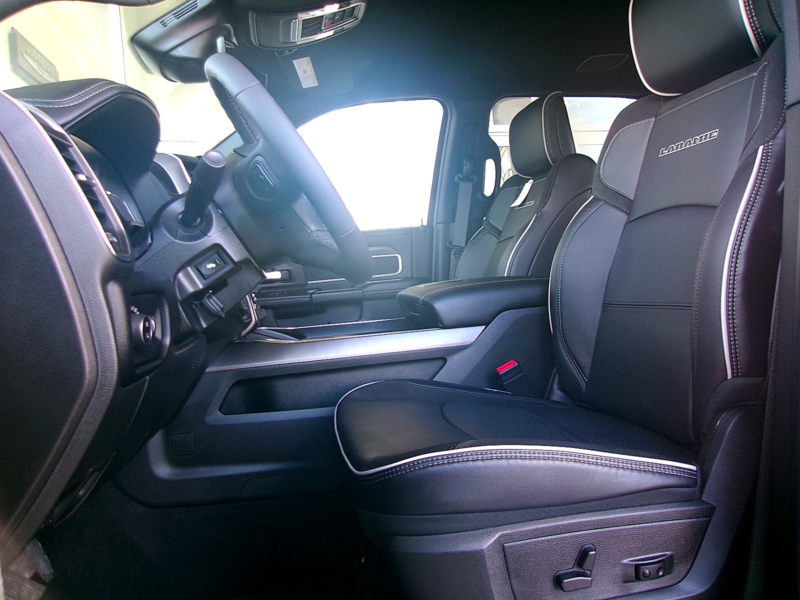 New 2026 RAM 3500 Laramie AWD/4WD image 13
