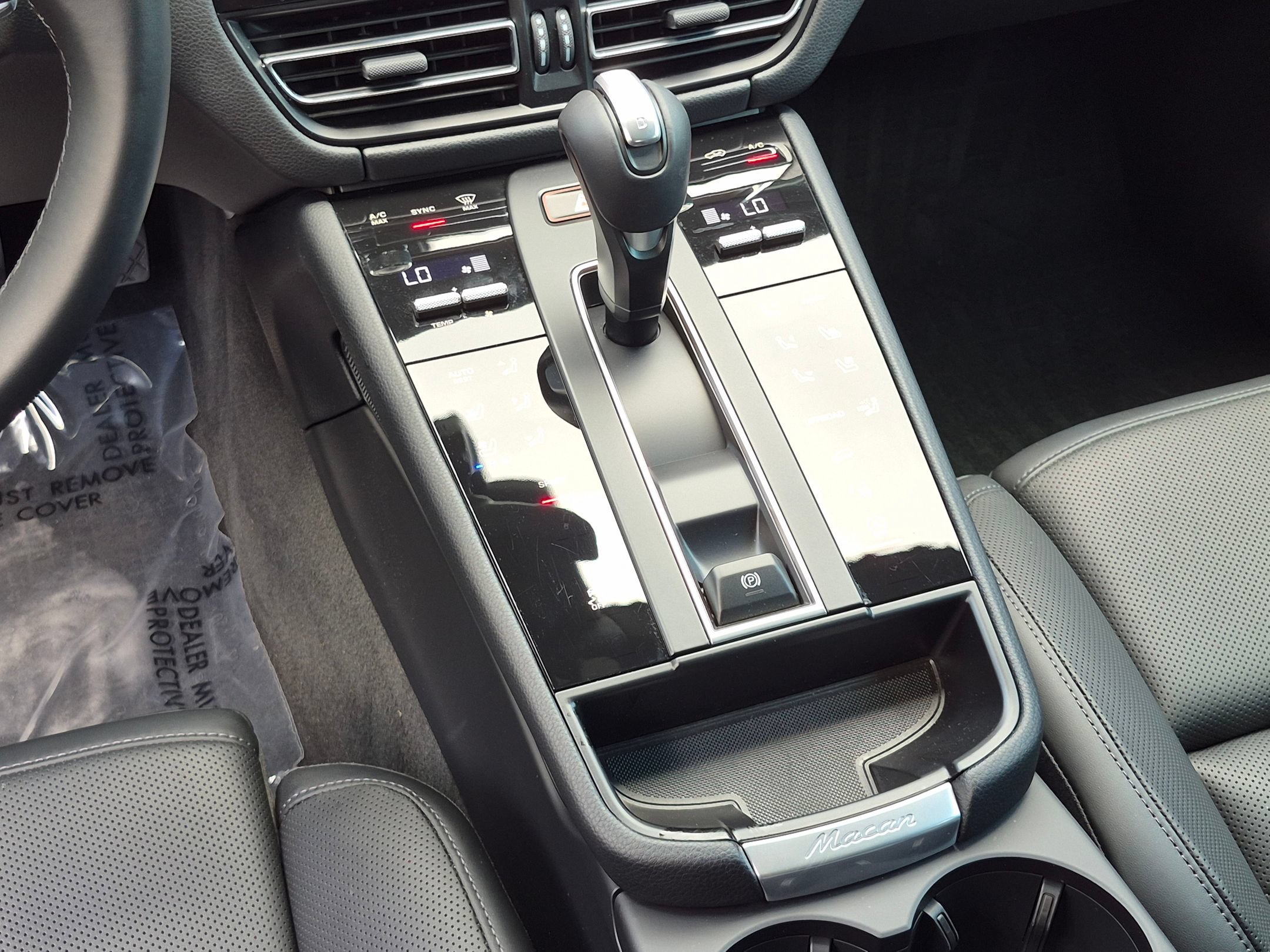Certified 2026 Porsche Macan AWD/4WD image 18