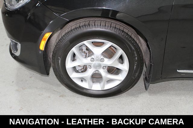 Used 2020 Chrysler Pacifica Touring-L Plus w/ Tire & Wheel Group FWD image 12