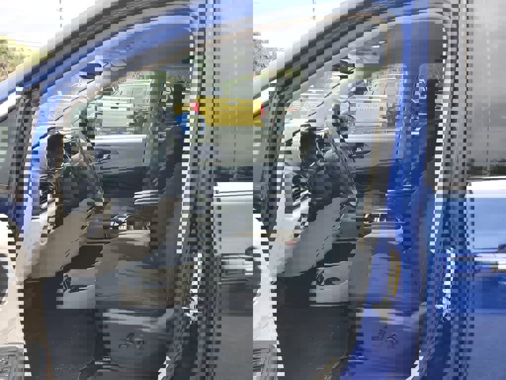 Used 2020 Chrysler Pacifica Touring w/ Tire & Wheel Group image 20