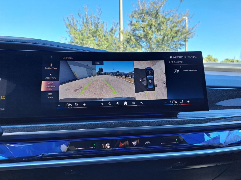 Used 2024 BMW 750e xDrive image 27