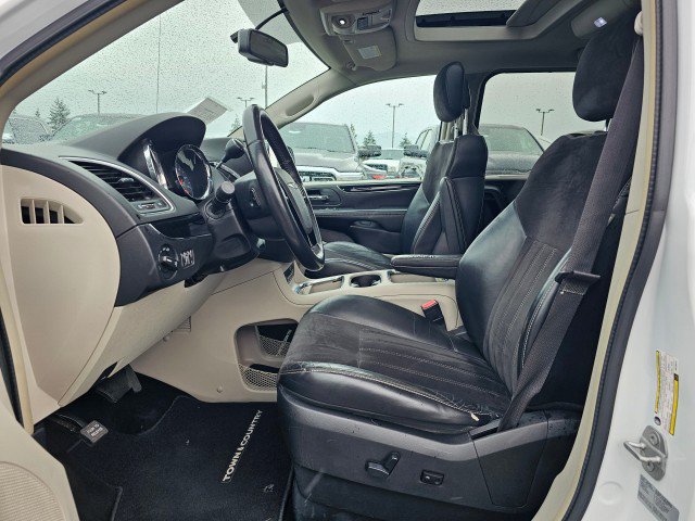 Used 2015 Chrysler Town & Country Limited FWD image 29