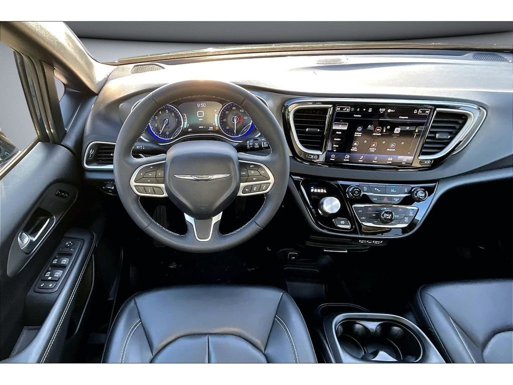Used 2025 Chrysler Pacifica Select image 6