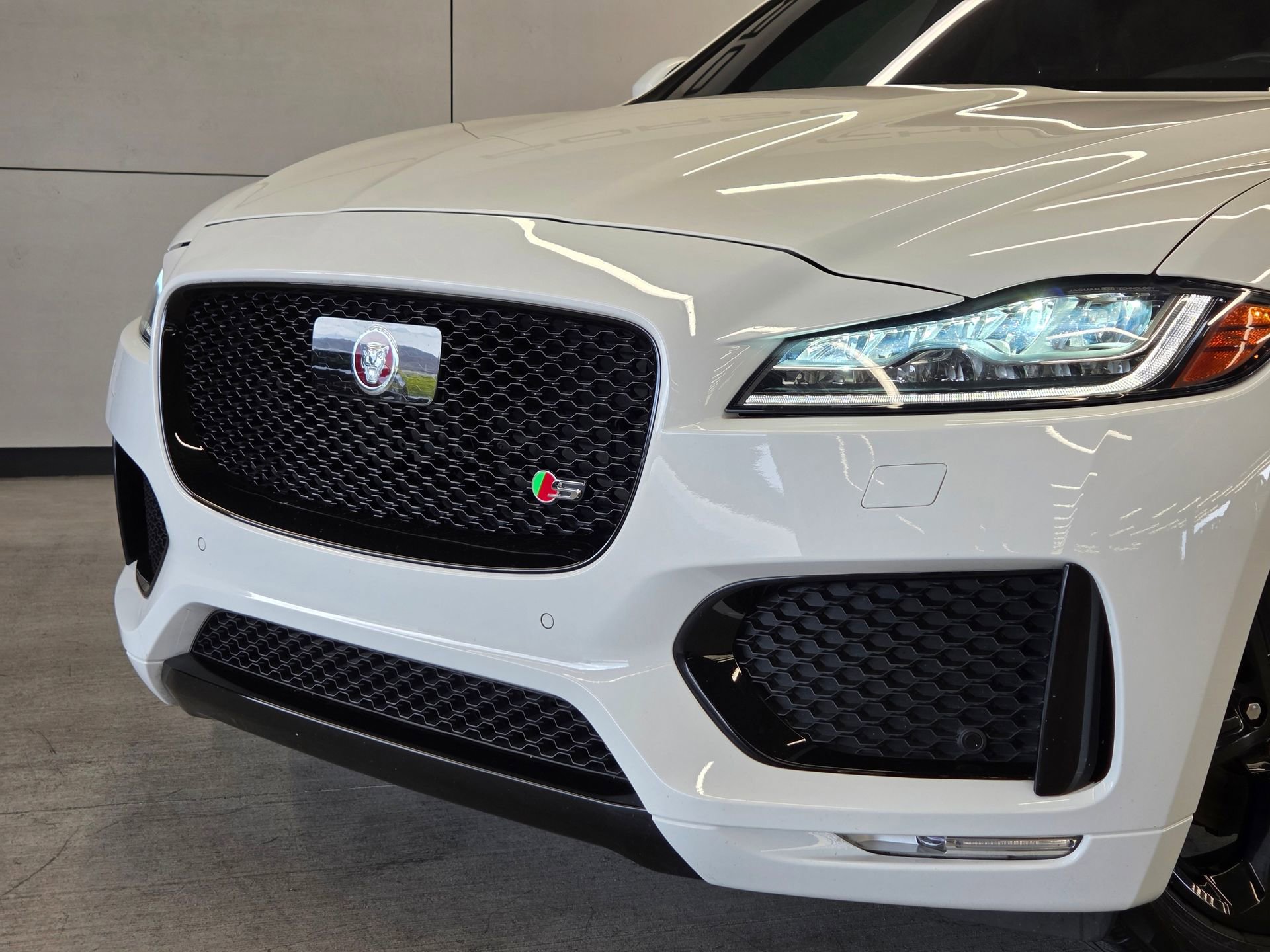 Used 2019 Jaguar F-PACE S image 27