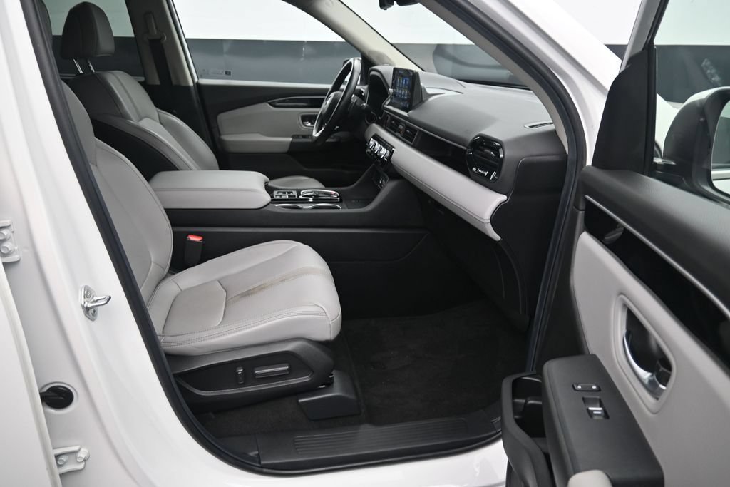 Used 2025 Honda Pilot Touring image 11