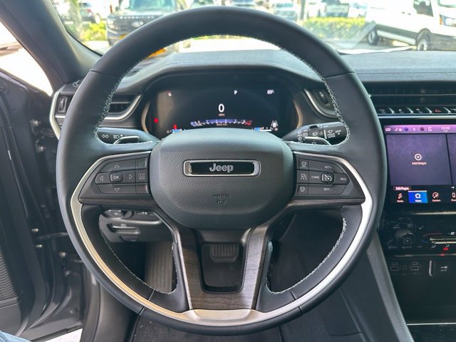 Used 2025 Jeep Grand Cherokee Limited RWD image 22