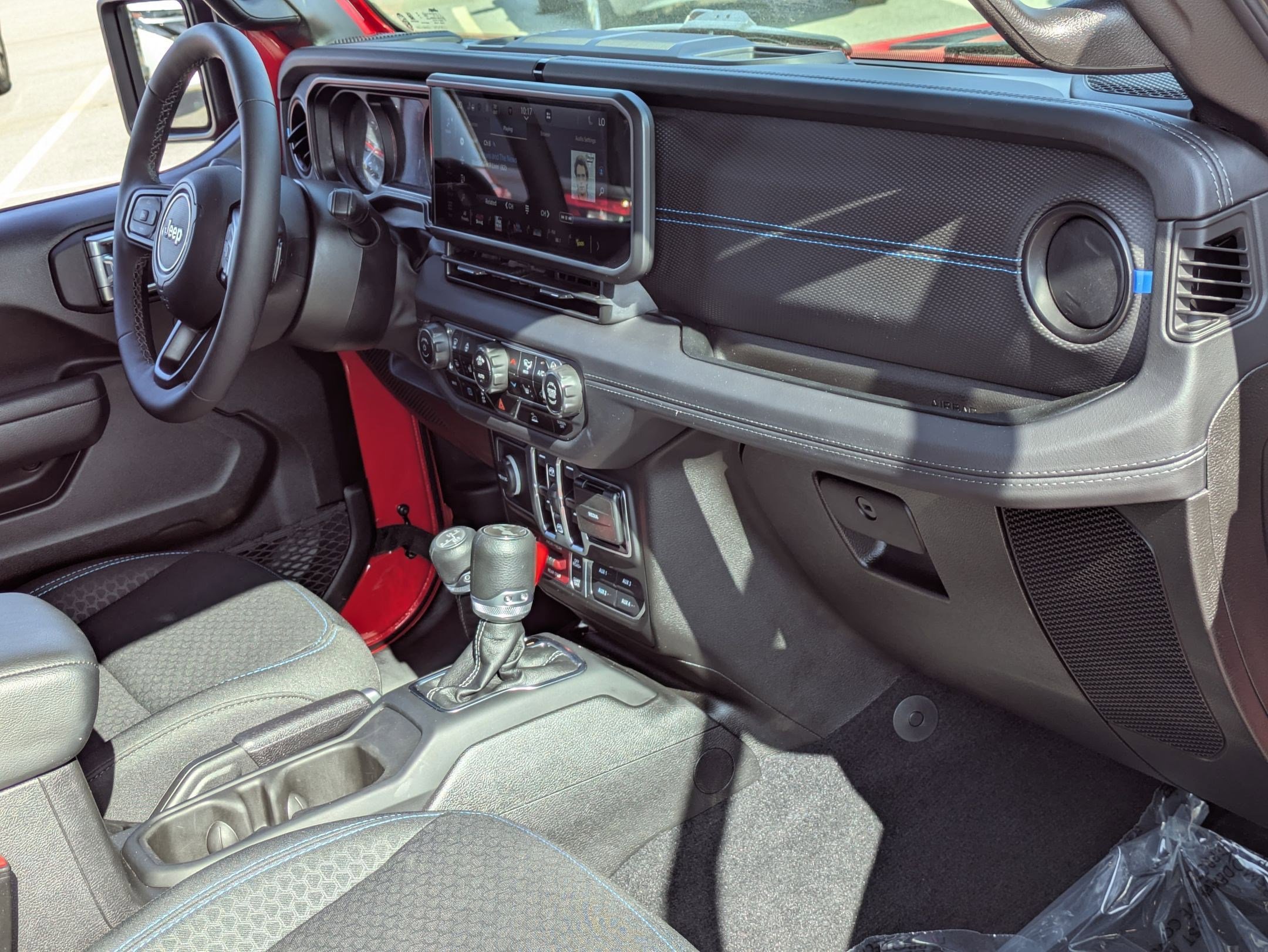 Used 2025 Jeep Wrangler Unlimited Rubicon 4xe w/ Convenience Group AWD/4WD image 36