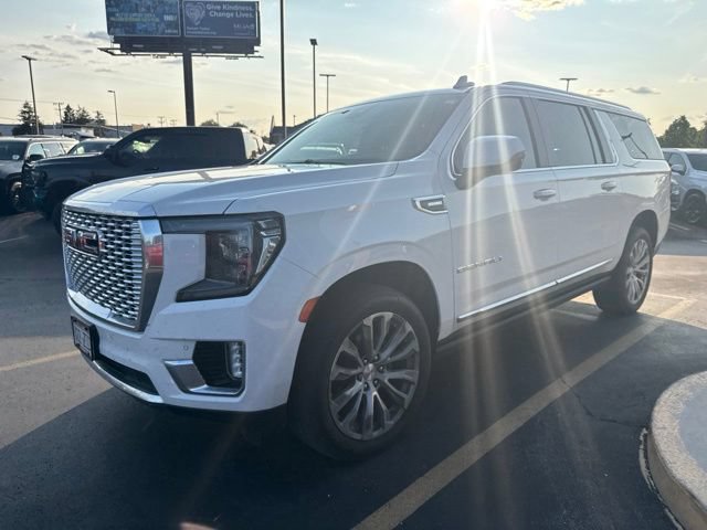 Used 2023 GMC Yukon XL Denali AWD/4WD image 3